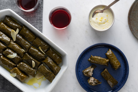 طرز تهیه دلمه برگ مو مجلسی با چاشنی رب انار + ترکیب مواد داخل دلمه
