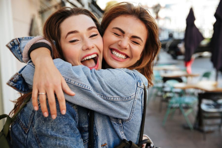 ۸ فایده باورنکردنی بغل کردن عاشقانه برای سلامتی