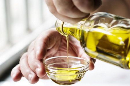 ۱۲ خاصیت اعجاب انگیز روغن زیتون برای پوست صورت