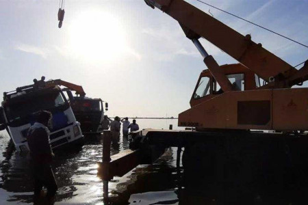 واژگونی کامیون حامل سیل بند دانشگاه اصفهان در شوش