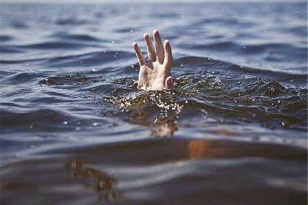 سلفی گرفتن باعث مرگ ۴ نفر در رودخانه هراز شد + عکس