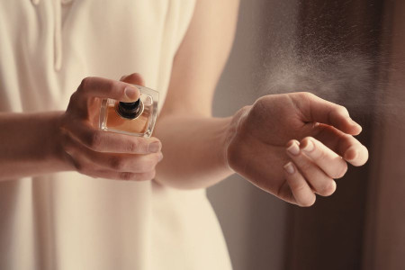 آیا عطر زدن برای دختر جوان یا زن حرام است؟