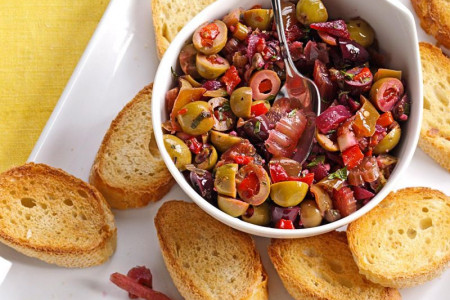 طرز تهیه سالاد زیتون و فوکاسیا