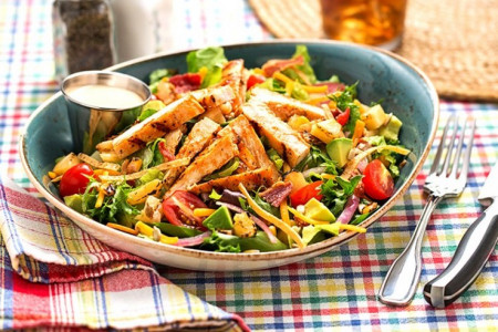 سالاد هلو با مرغ کبابی و سس مخصوص عسلی