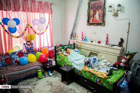 تصاویر جشن تولد علی کوچولو مبتلا به بیماری نادر
