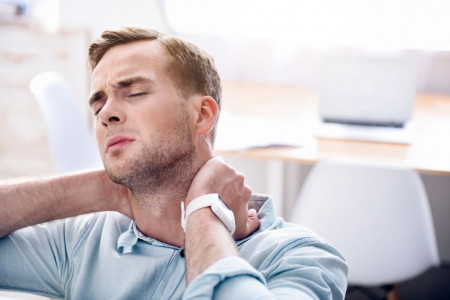 علت گرفتگی عضلات گردن و شانه چیست؟