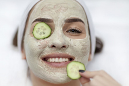 ۱۴ روش استفاده از خیار برای رفع چشم های پف کرده