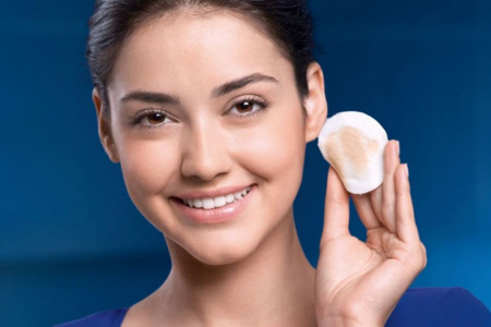چطور از میسلار واتر استفاده کنیم ؟ ۶ روش استفاده از میسلار واتر