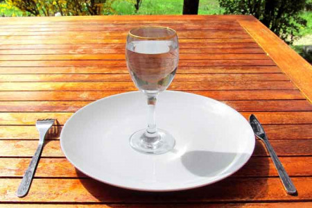 چرا خوردن آب به لاغری و کاهش وزن ما کمک میکند؟