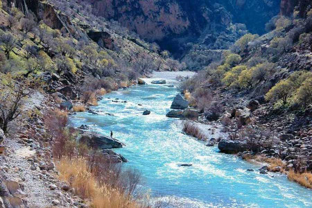 قرمز شدن آب رودخانه در روستای نمچ جیرفت!