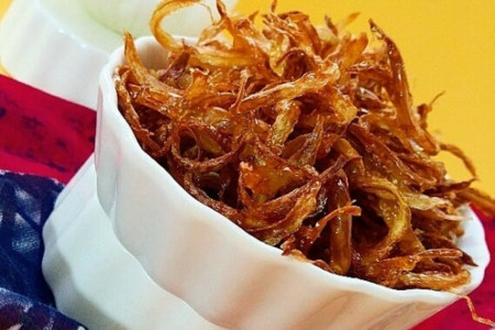 طرز تهیه پیاز داغ طلایی مجلسی و فوت و فن های آن