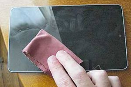 روش تمیز کردن صفحه گوشی و لپتاپ .
