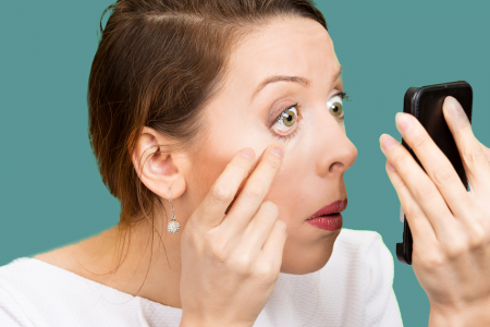 علت سوزش و قرمزی چشم ها بعد از استخر رفتن چیست؟