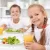 ۱۰ پیشنهاد عالی برای علاقه‌ مند کردن کودک به خوردن صبحانه