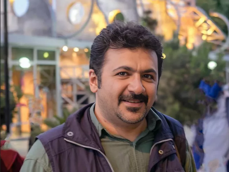 چهره پر از غم پسر بزرگ شهرام عبدلی بدون حضور پدرش !