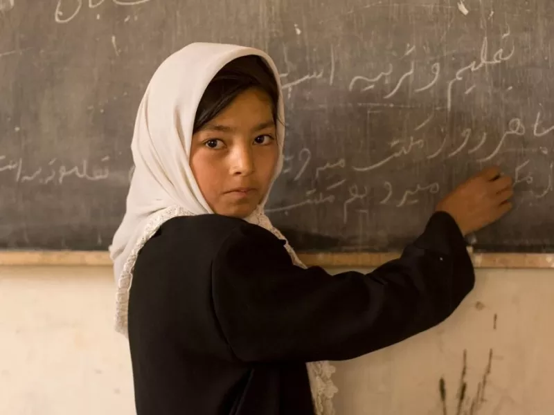 آموزش زبان افغانی در مدرسه ای در ایران !