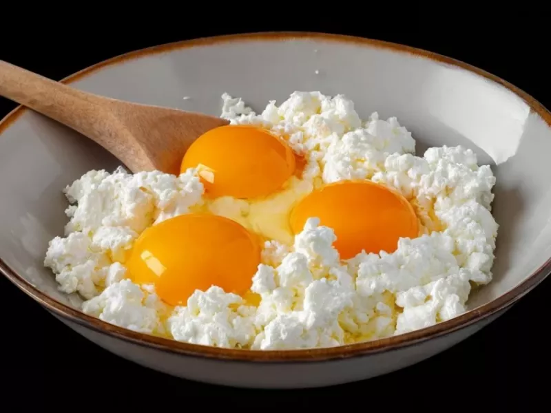 تخم مرغ و پنیر / فقط با 2 ماده غذایی مقوی ترین صبحانه رو درست کن !