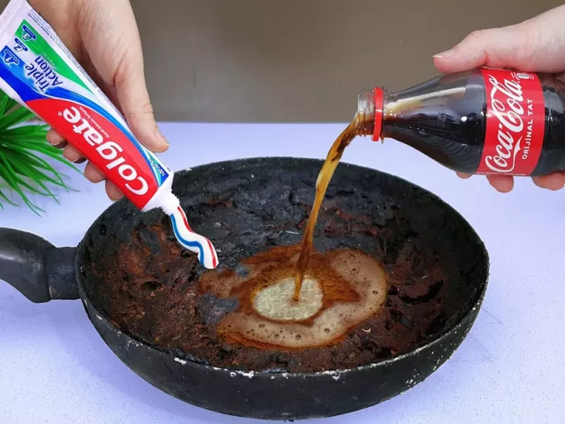 من با استفاده از نوشابه و خمیر دندان ماهیتابه سوخته رو از روز اولش براق تر میکنم