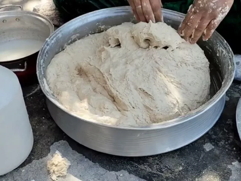 طرز تهیه نان محلی به روش سنتی زنان ایرانی طرز تهیه نان محلی به روش سنتی زنان ایرانی