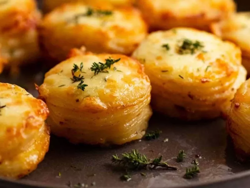 سیب زمینی رو نپز / طرز تهیه مینی سیب زمینی پنیری با مغز کشدار