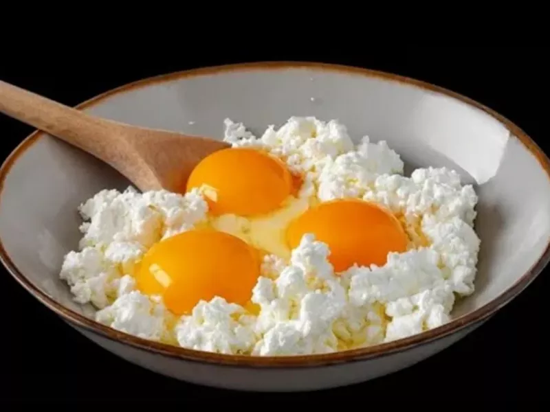 طرز تهیه میان وعده ای مقوی با تخم مرغ و پنیر