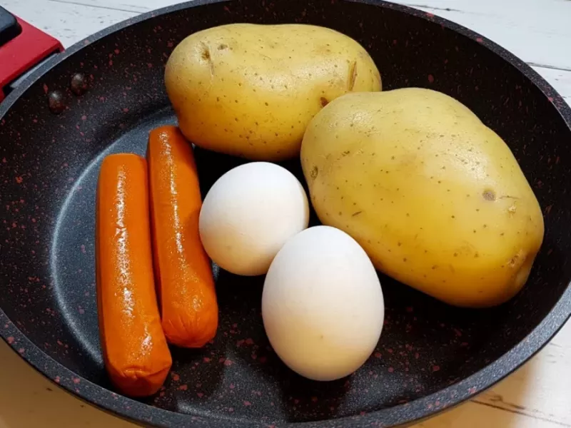 طرز تهیه پیتزا خانگی با 2 سیب زمینی، 2 تخم مرغ و 2 سوسیس