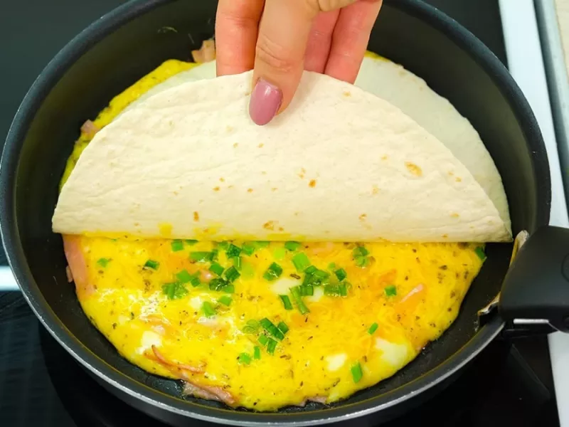 طرز تهیه صبحانه ای کامل با تخم مرغ و نان در ماهیتابه