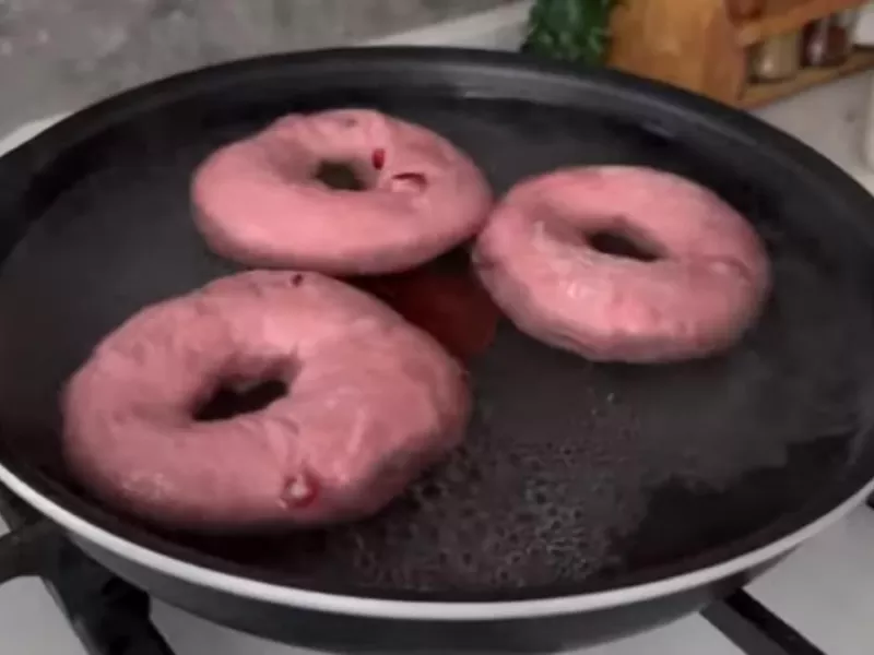 طرز تهیه دونات شکلاتی انار بدون نیاز به سرخ کردن در روغن