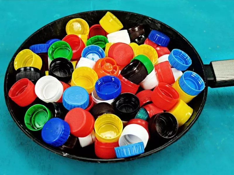 ایده بشقاب و درب بطری / ذوب کردن هزاران درب بطری نوشابه و ساخت ظروف غذا خوری