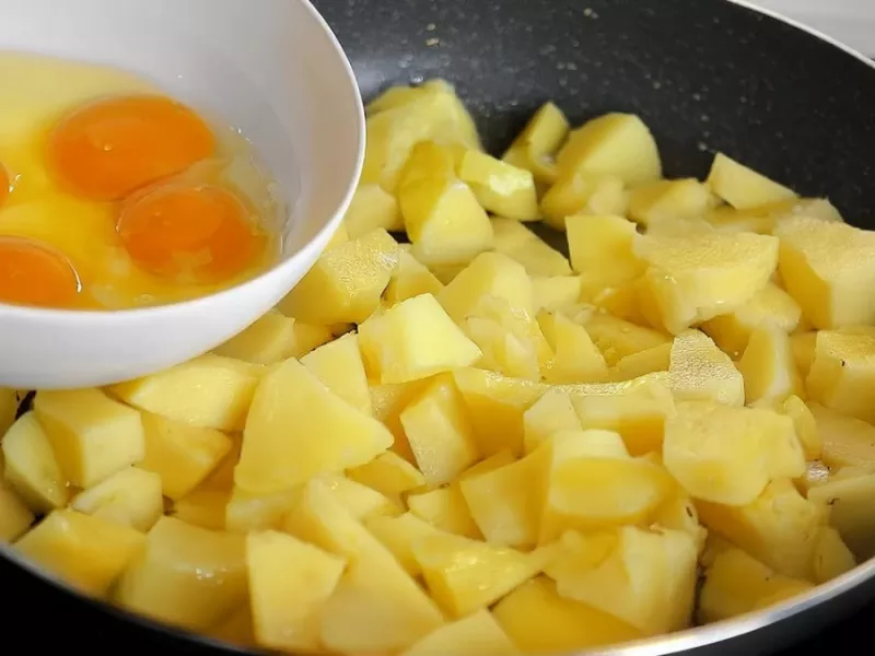 در خانه سیب زمینی و تخم مرغ دارید؟ طرز تهیه شامی کلاسیک ولی سبک