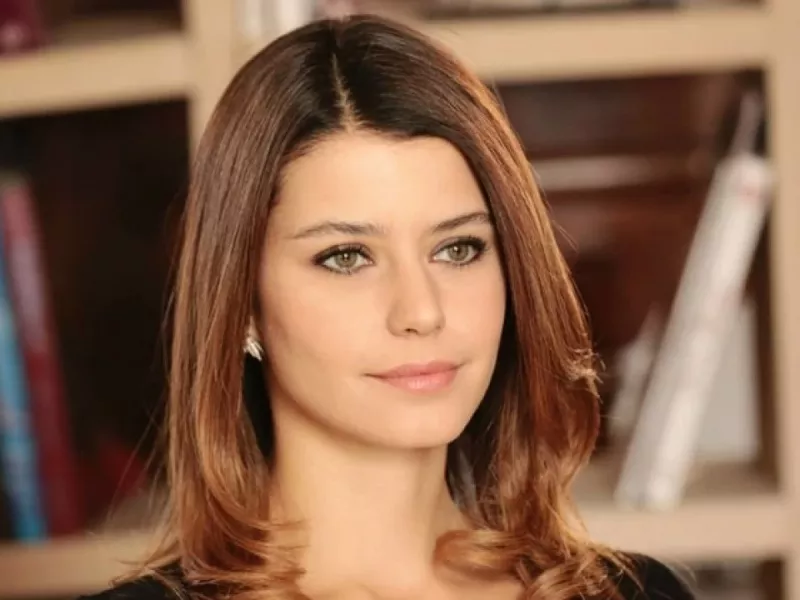 پوشش عجیب برن سات در انتخابات ترکیه !