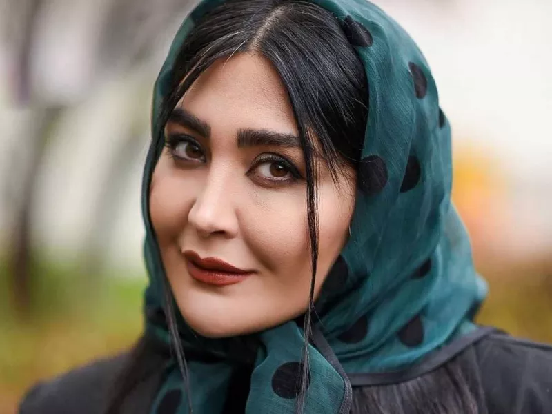 رفتار چندش آور خانم بازیگر با یک هشت پا !!