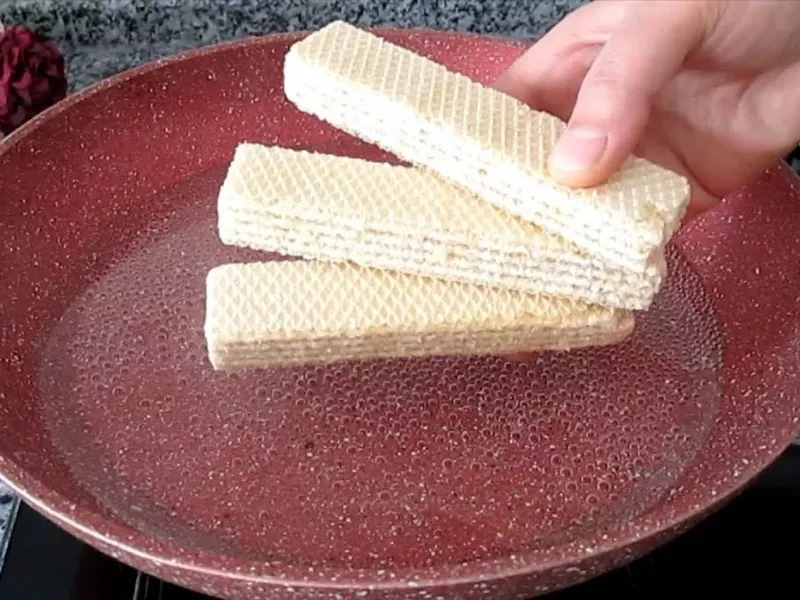 ویفرها را داخل آبجوش بریز و یک عصرانه خوشمزه درست کن