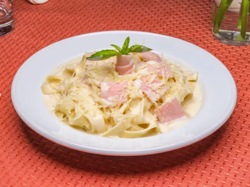 روش تهیه و طبخ پاستا میلانو با سس مخصوص