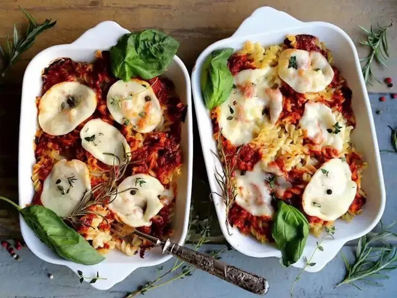 روش پخت ماکارونی در فر با طعم پیتزا