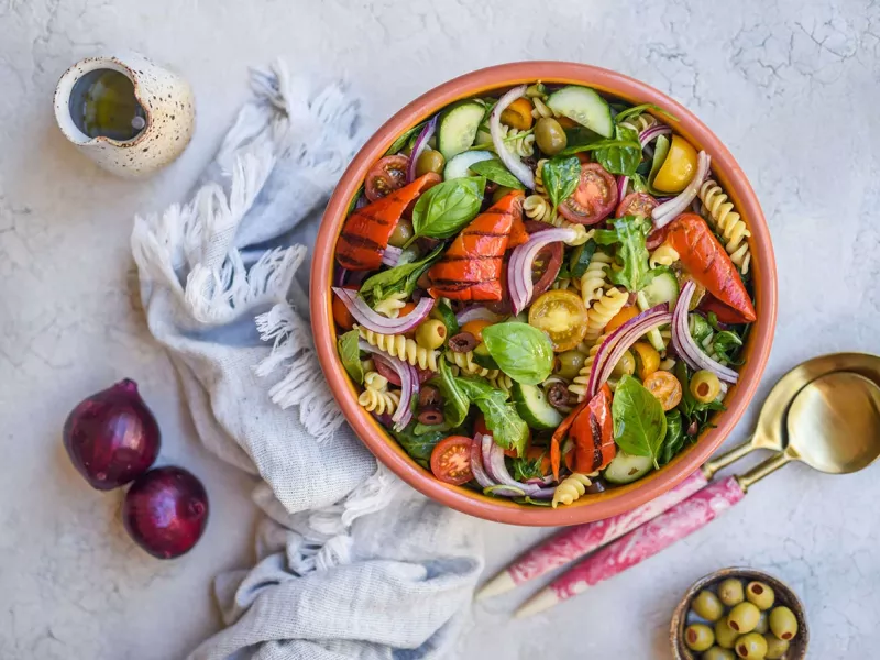 روشی ساده جهت تهیه سالاد ماکارونی مدیترانه ای