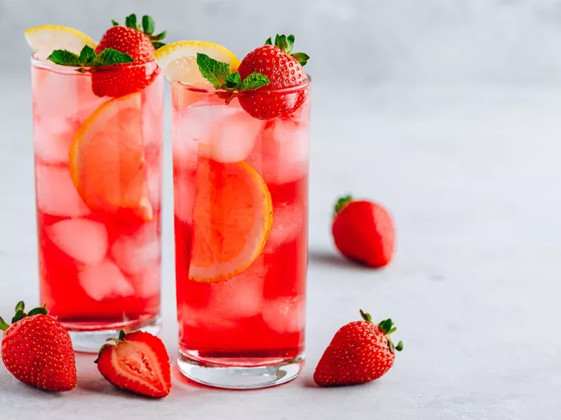 روش تهیه لیموناد توت فرنگی، خنک و گوارا