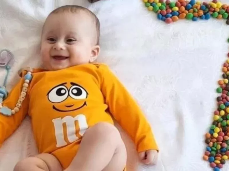 ایده عکس ماهگرد نوزاد پسر و دختر در منزل