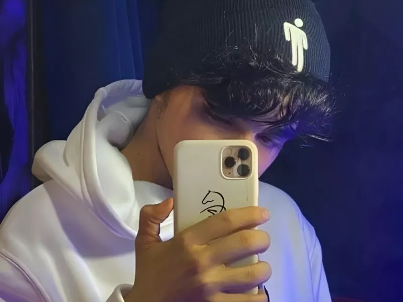 چرا آخه با دوتا آیفون سلفی گرفتی؟؟؟