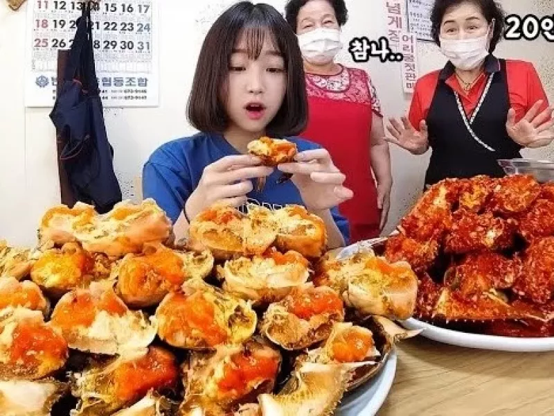 خوردن 7 کیلوگرم خرچنگ توسط دختر مشهور کره ای شوکه تان می کند !