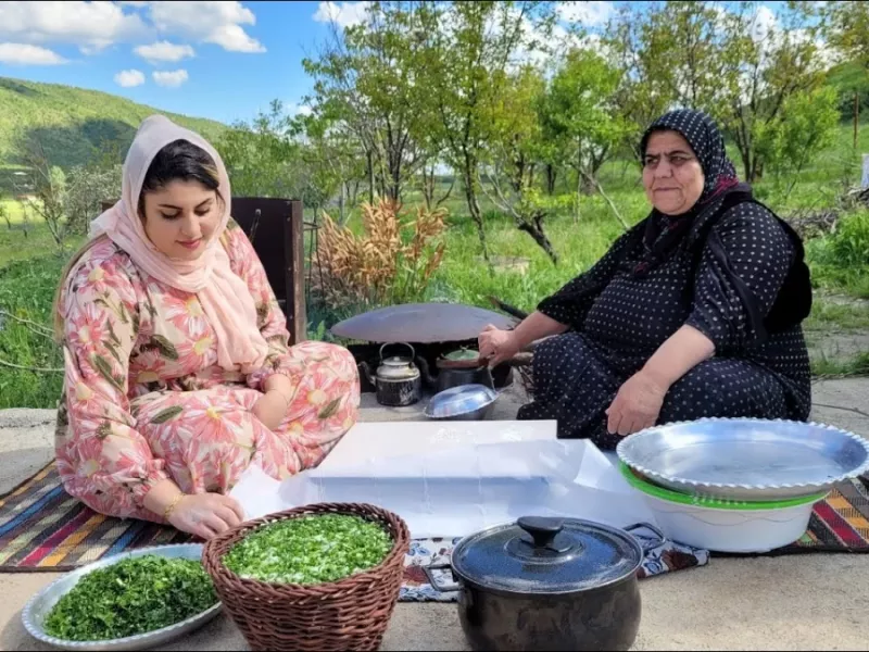 پخت نان محلی روی ساج توسط مادر و دختر کردستانی !