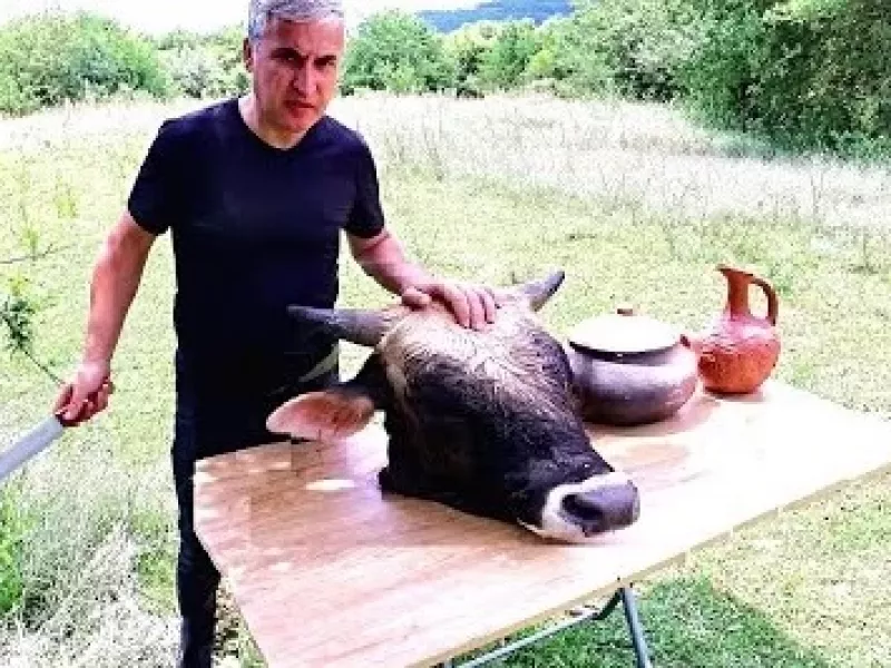 آشپز مشهور روستایی آذربایجانی کله پاچه گاو رو جور دیگر طبخ می کند !