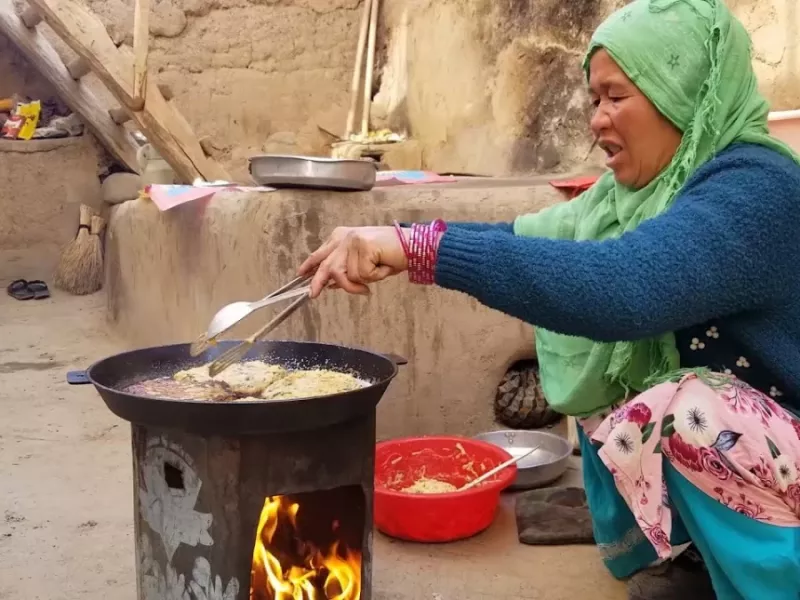 پلو مرغ را این بار به سبک این دو بانوی روستایی افغانستانی بپز !