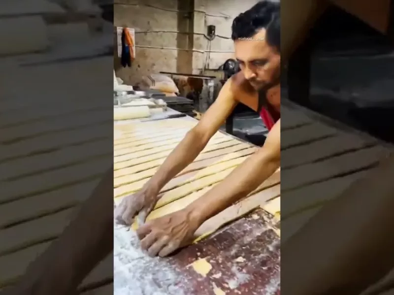 کارخونه کیک خامه ای رولی کثیف ترین غذا خیابانی هند !