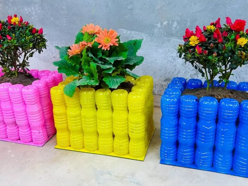 بازیافت بطری های پلاستیکی برای ساخت گلدان زیبا برای باغ شما !