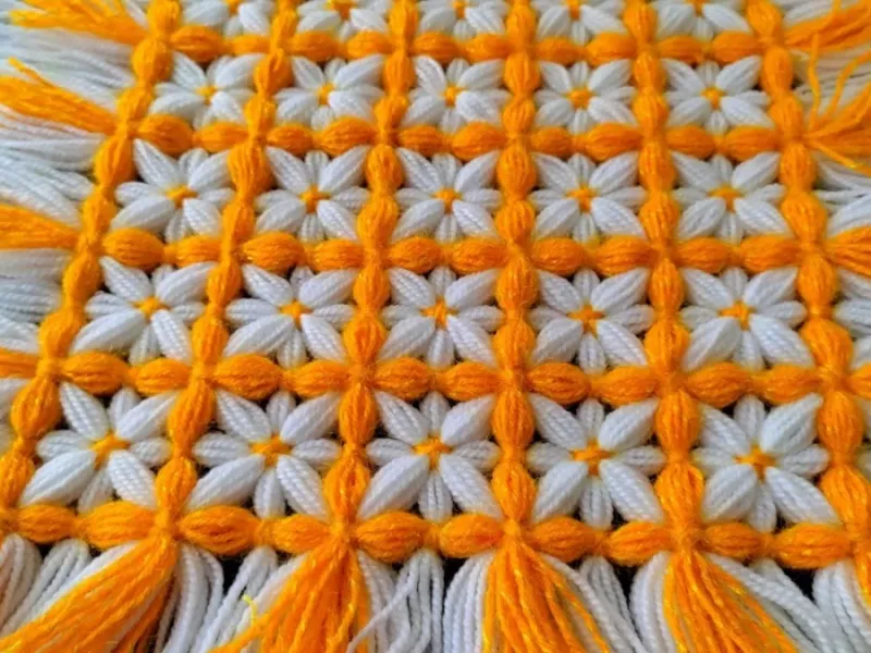 فقط با چند تا میخ و یک چهارچوب چوبی و نخ کاموا این رومیزی زیبا رو درست کنید !