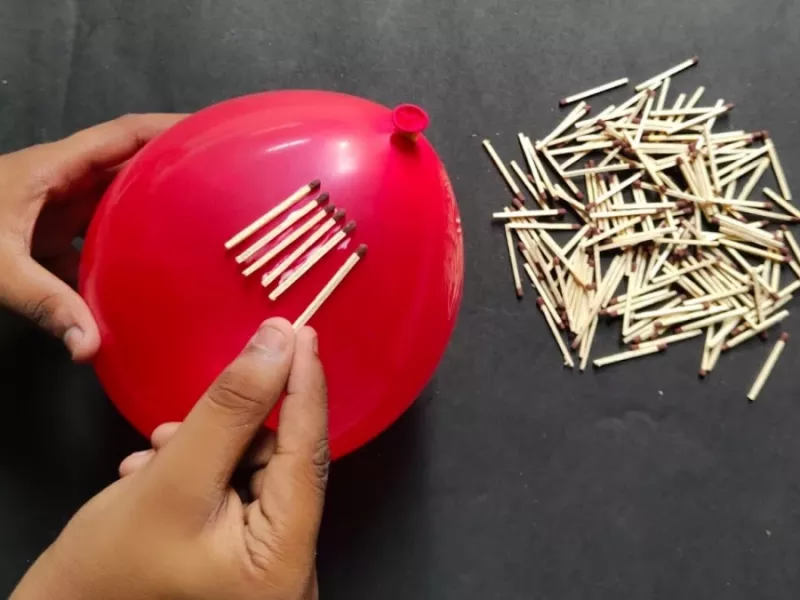 با بادکنک و چوب کبریت گلدان درست کنید !