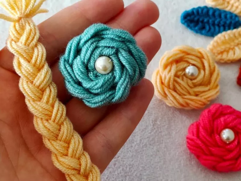 اول نخ ها رو بباف بعدش باهاش این گل کاموایی زیبا را درست کن !