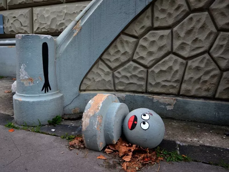 این هنرمند اشیا داخل خیابان ها را متفاوت و بسیار زیبا به نمایش گذاشته است!