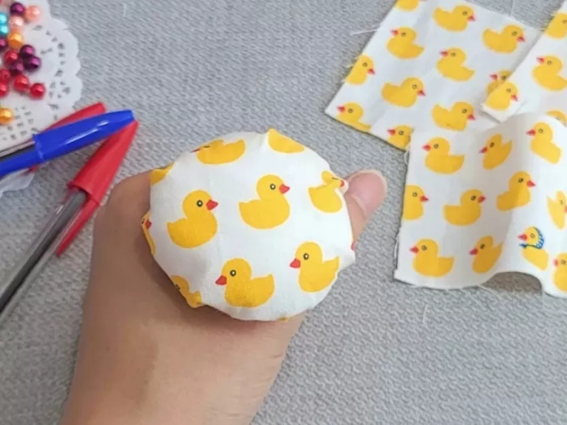 بسیار آسان! من در یک روز 50 تا درست کردم و همه را فروختم! ساخت سرمدادی با تکه پارچه